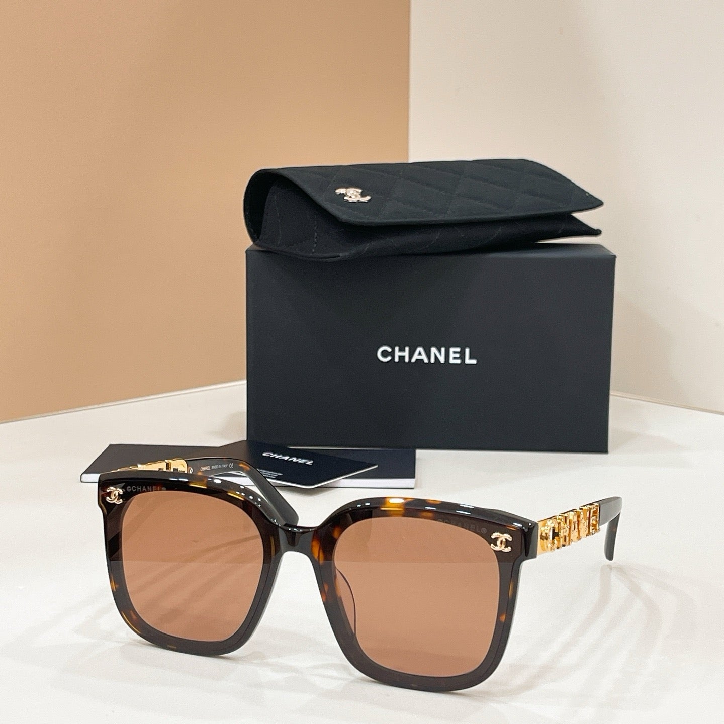 Mehrfarbige Sonnenbrille