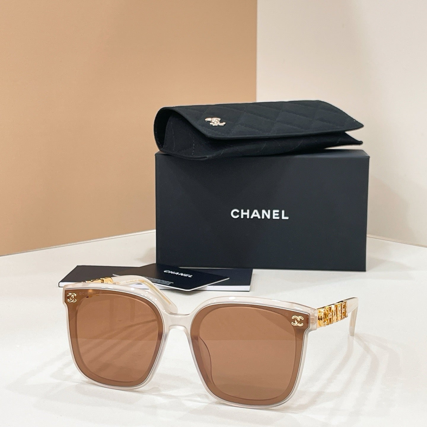 Mehrfarbige Sonnenbrille