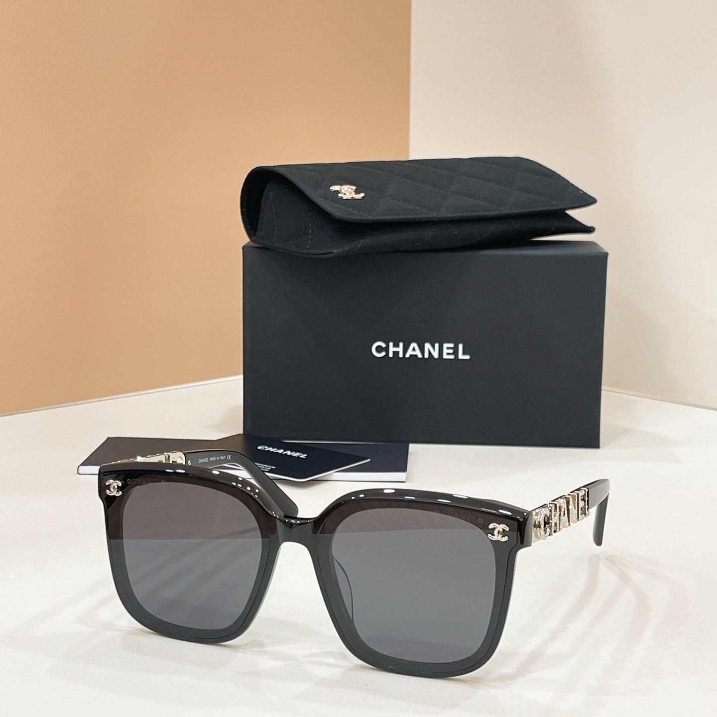 Mehrfarbige Sonnenbrille