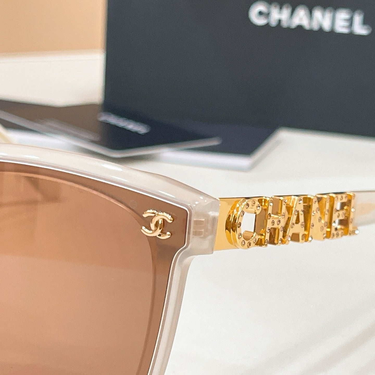 Mehrfarbige Sonnenbrille