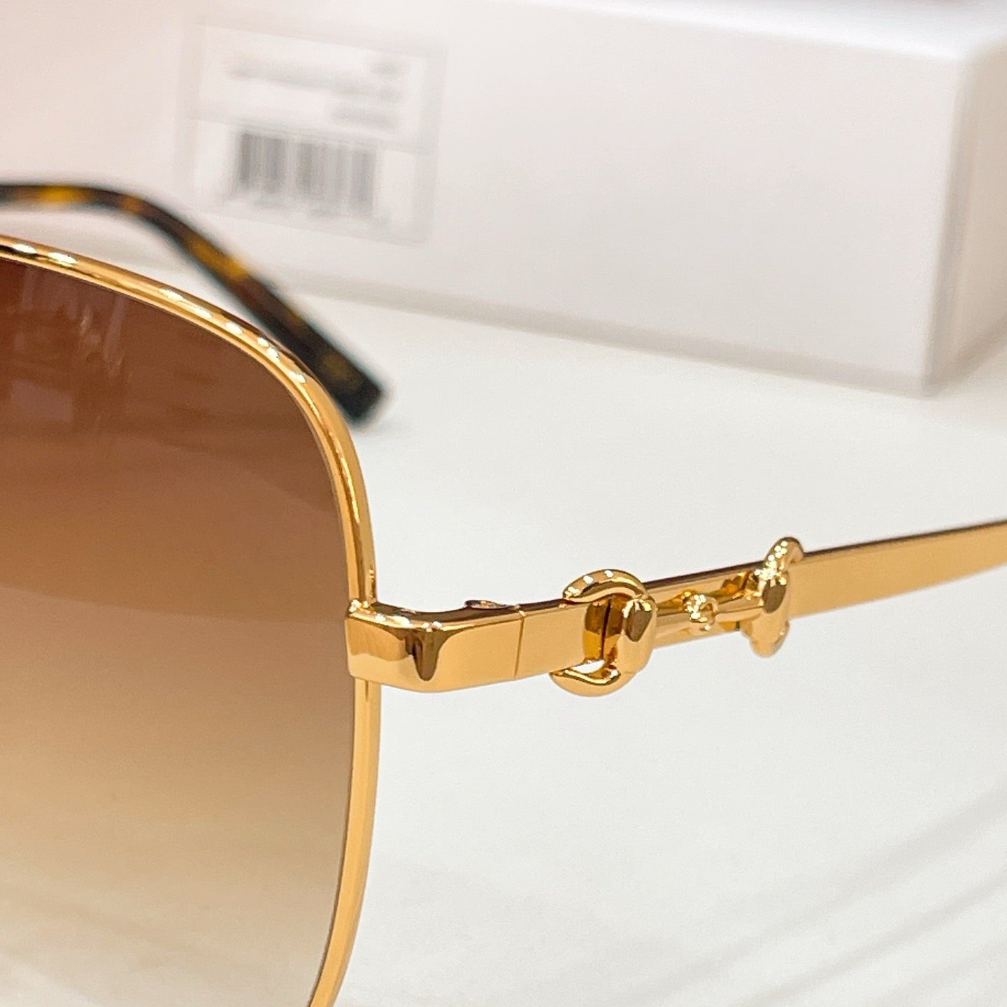 Mehrfarbige Sonnenbrille