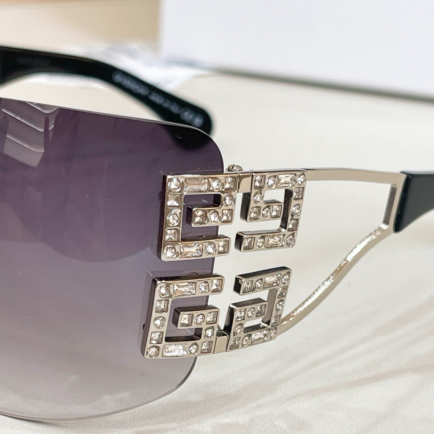 Mehrfarbige Sonnenbrille