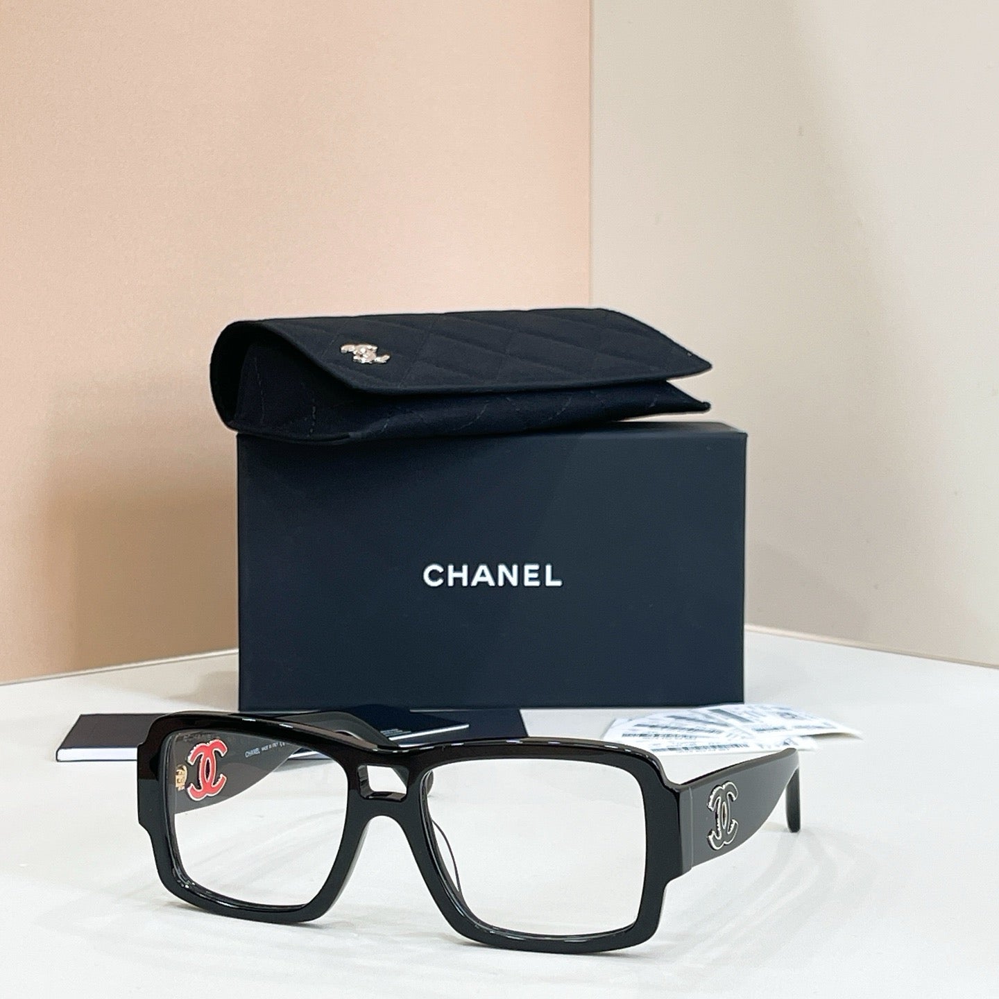 Mehrfarbige Sonnenbrille