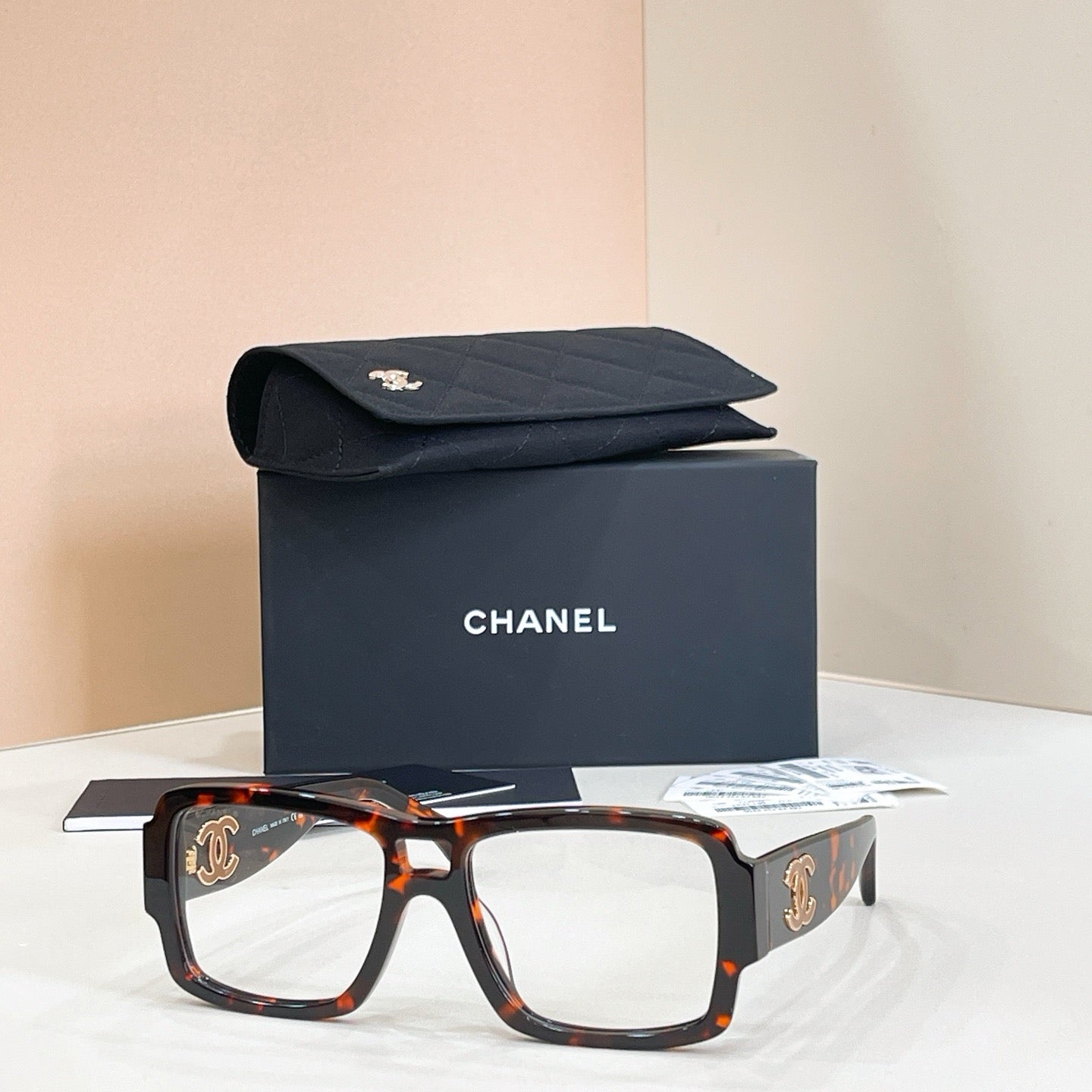 Mehrfarbige Sonnenbrille