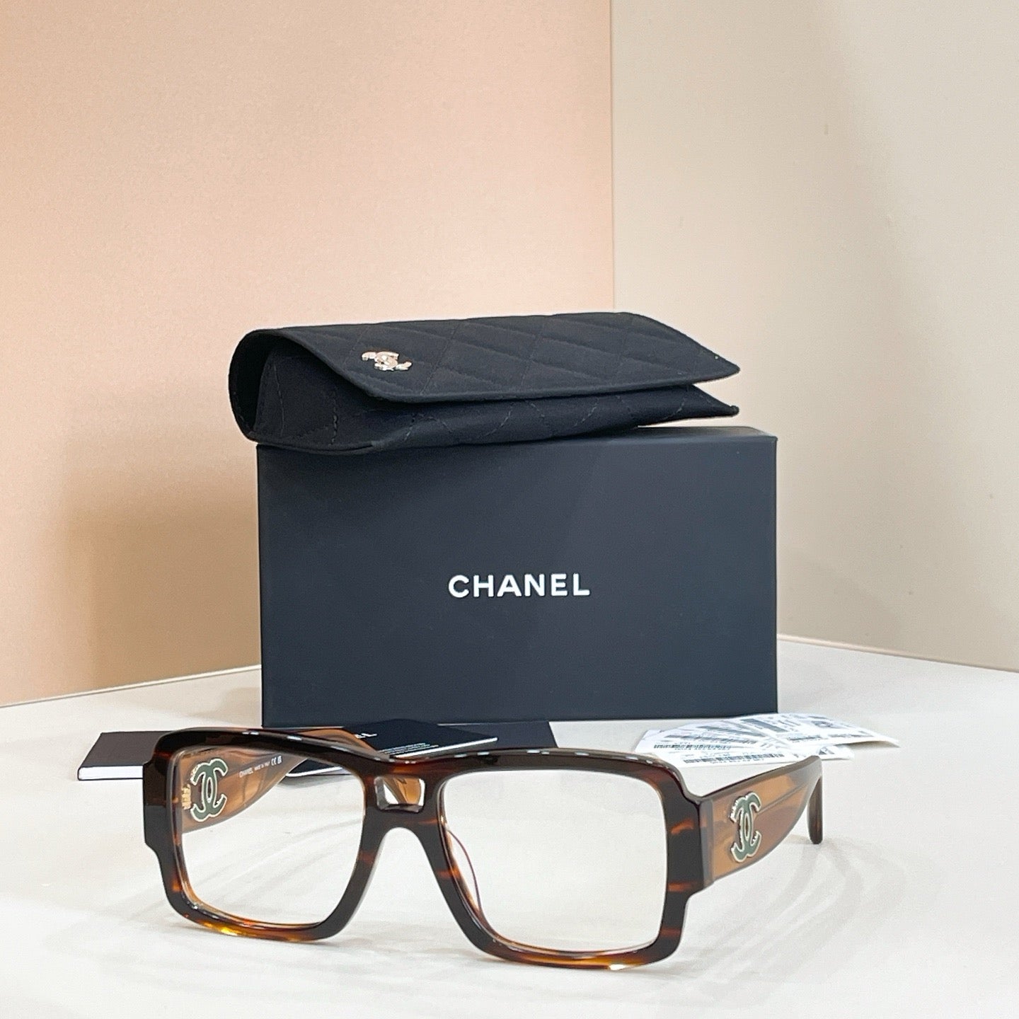 Mehrfarbige Sonnenbrille