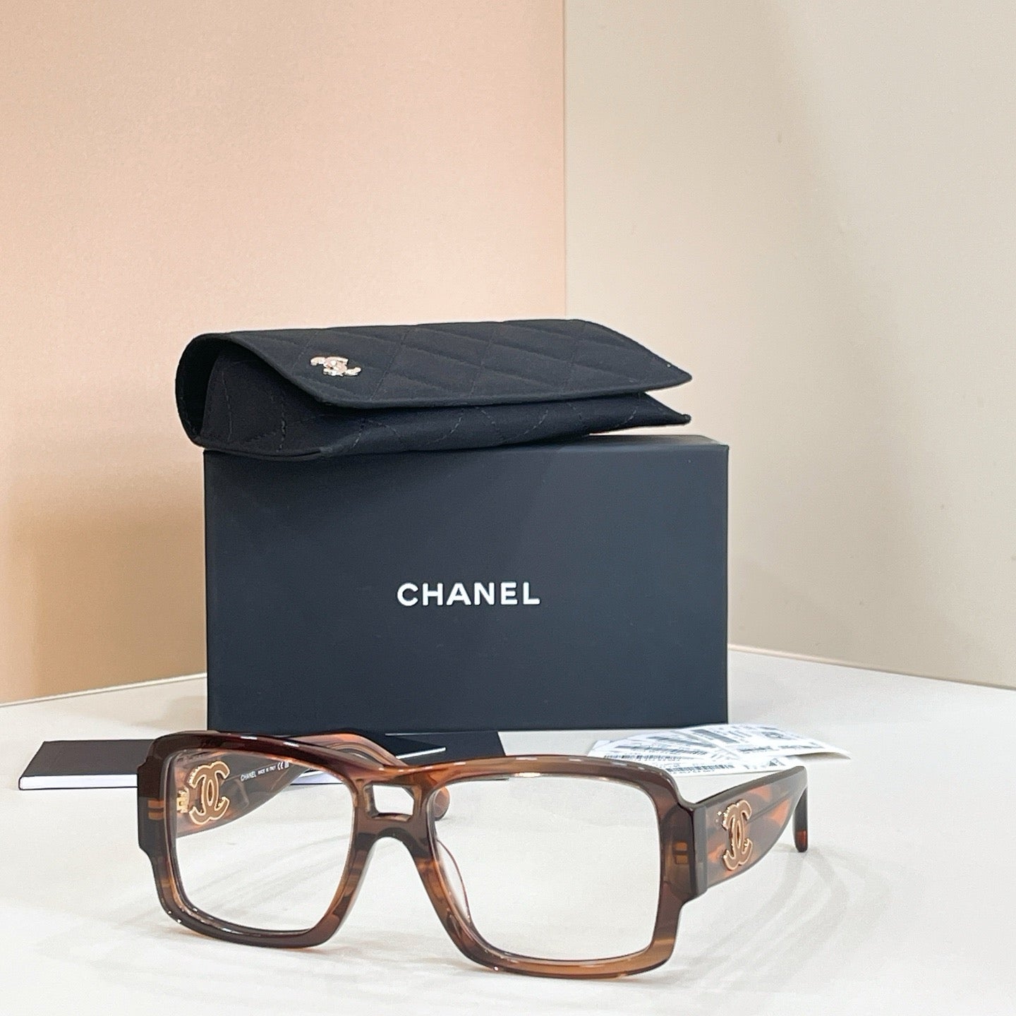 Mehrfarbige Sonnenbrille