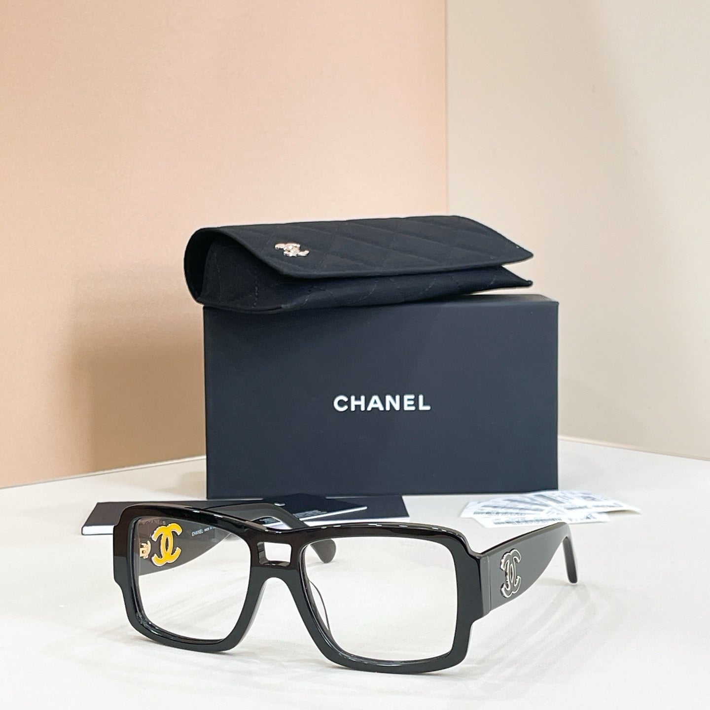 Mehrfarbige Sonnenbrille