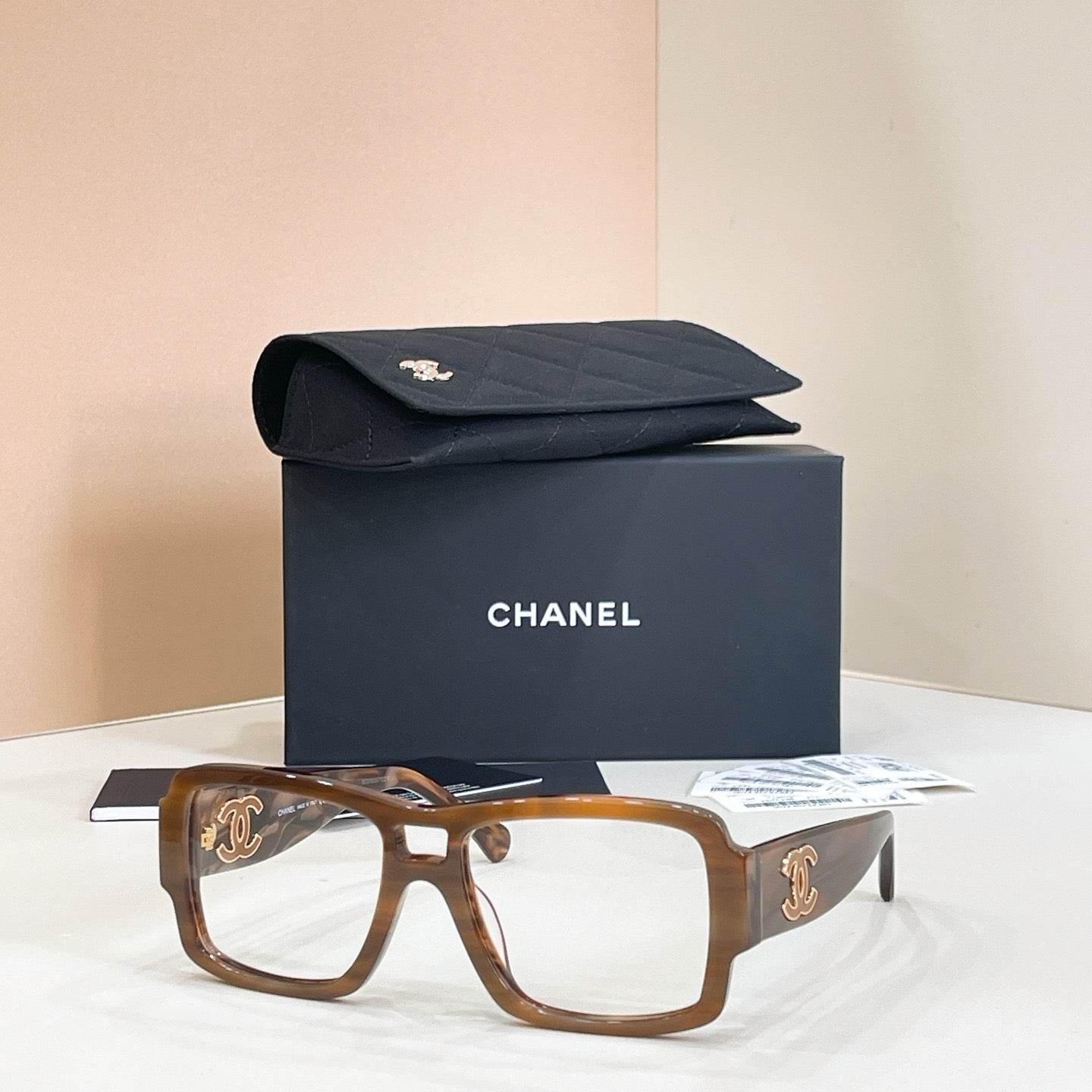 Mehrfarbige Sonnenbrille