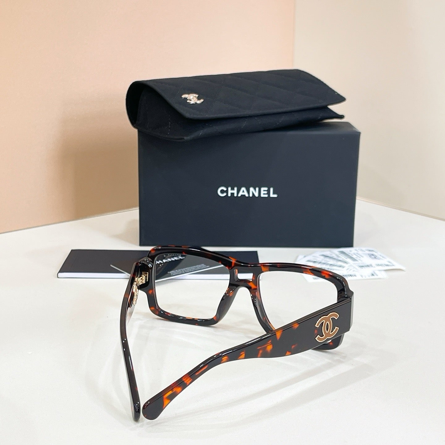 Mehrfarbige Sonnenbrille