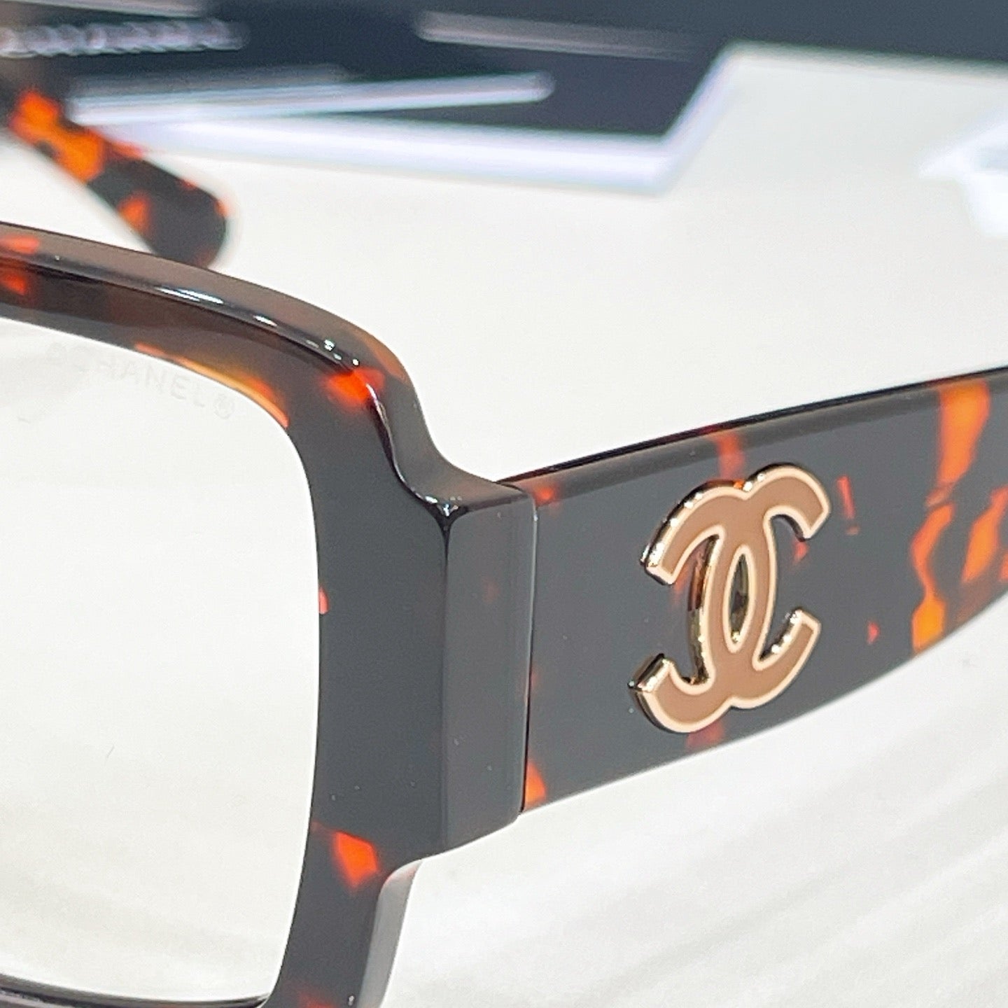 Mehrfarbige Sonnenbrille
