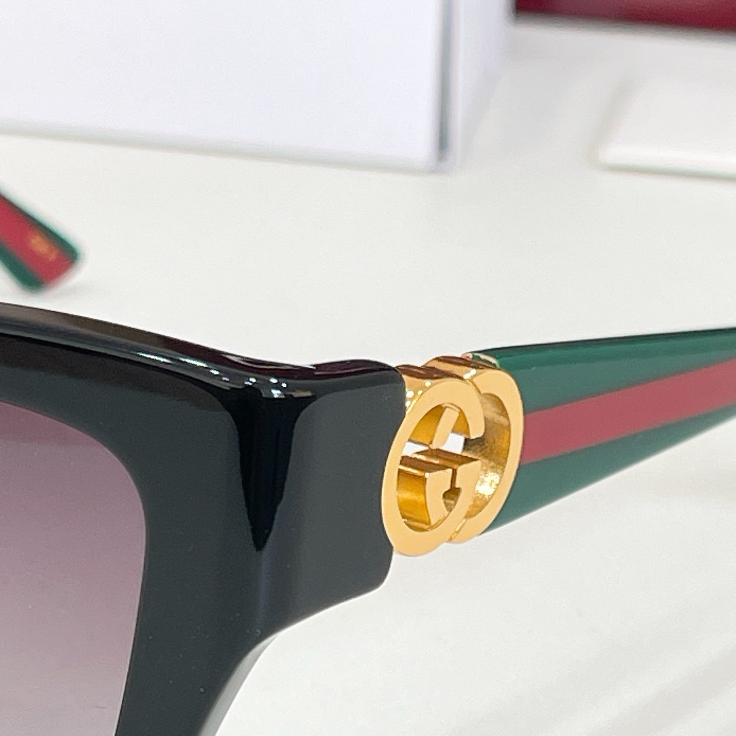 Mehrfarbige Sonnenbrille