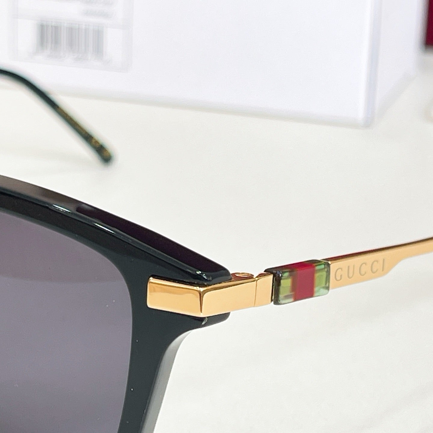 Mehrfarbige Sonnenbrille