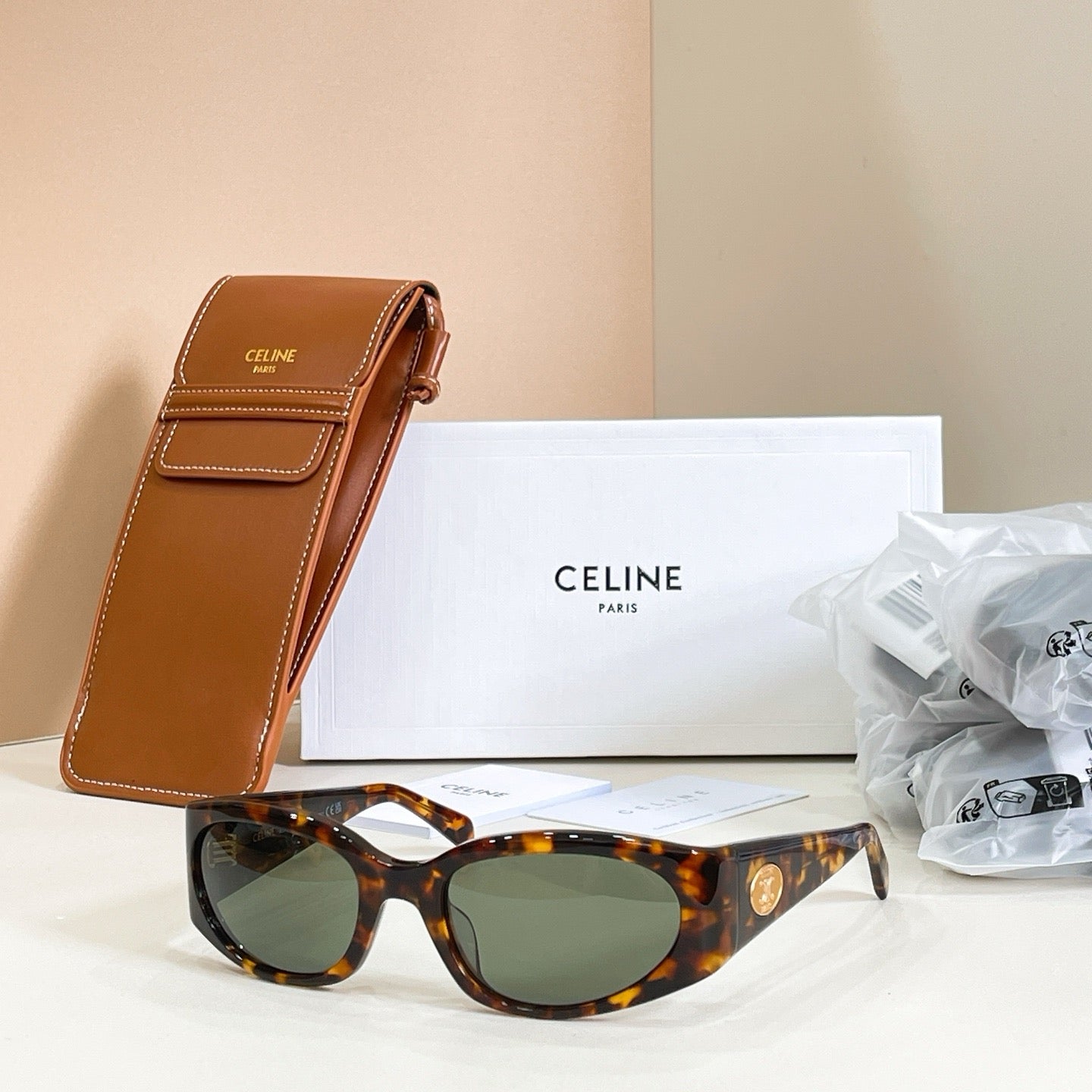Mehrfarbige Sonnenbrille