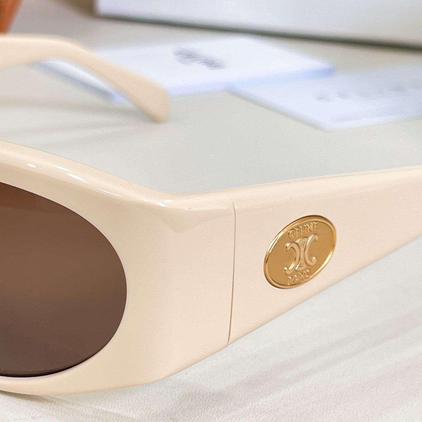 Mehrfarbige Sonnenbrille