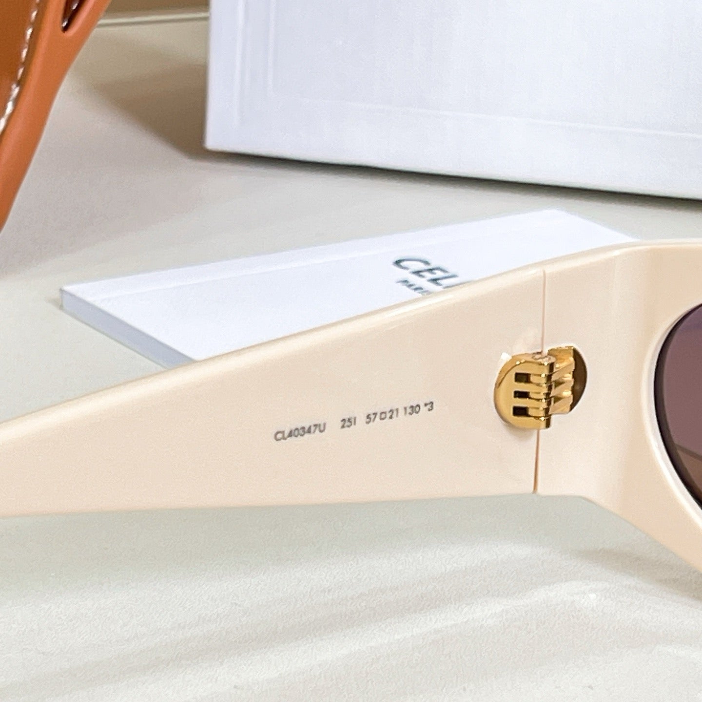 Mehrfarbige Sonnenbrille