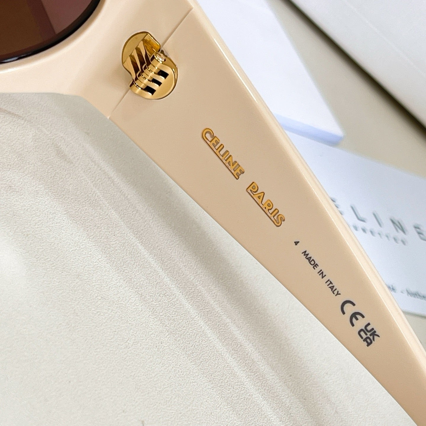 Mehrfarbige Sonnenbrille