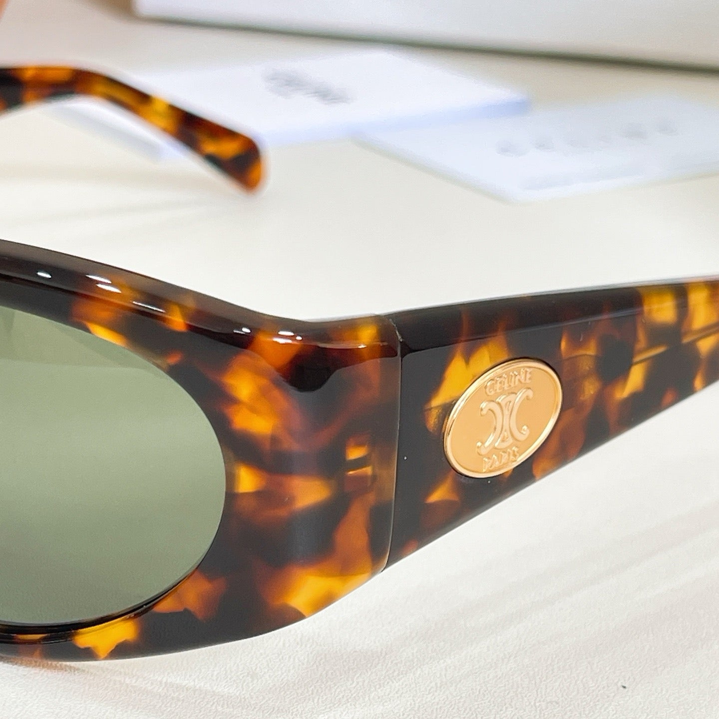 Mehrfarbige Sonnenbrille