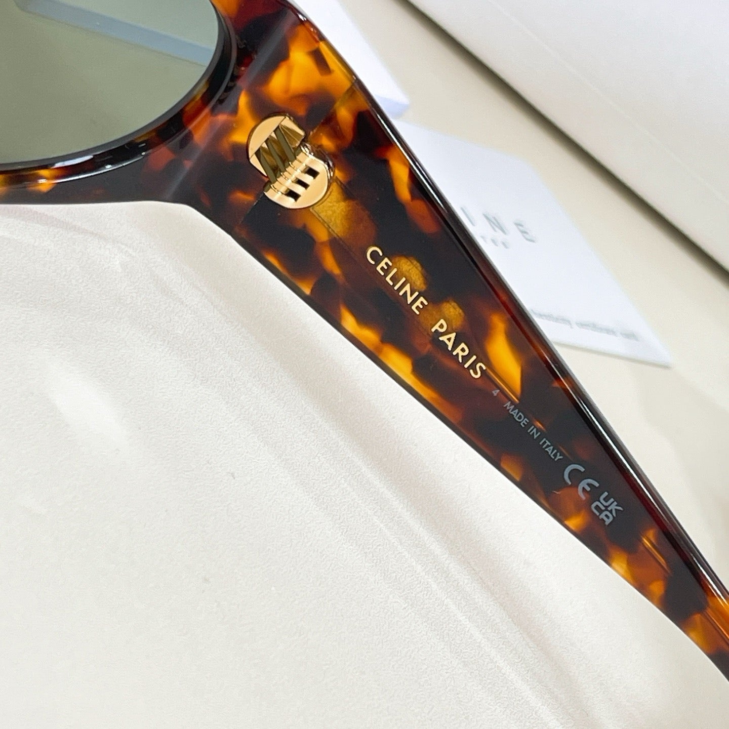 Mehrfarbige Sonnenbrille