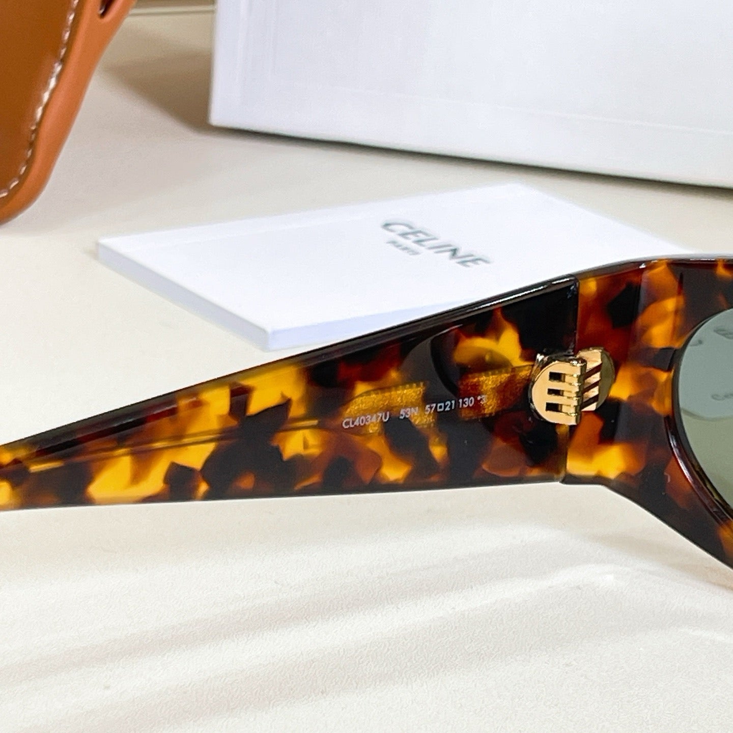 Mehrfarbige Sonnenbrille