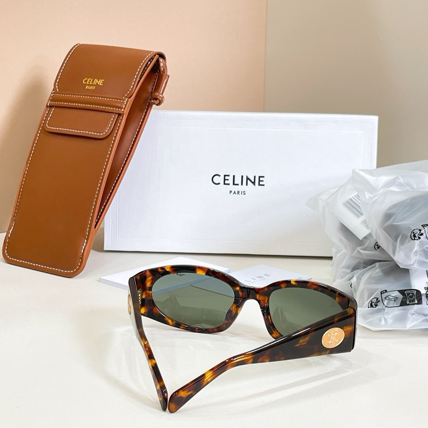 Mehrfarbige Sonnenbrille