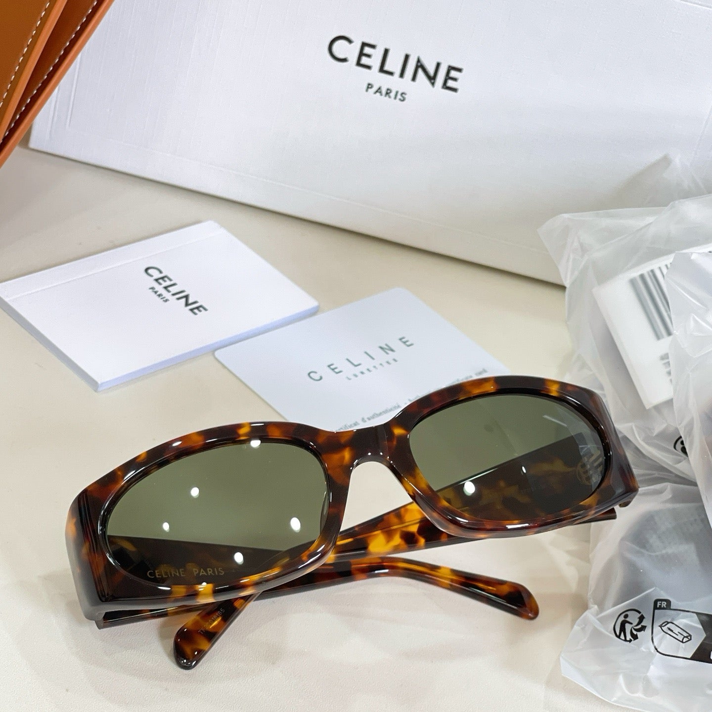 Mehrfarbige Sonnenbrille