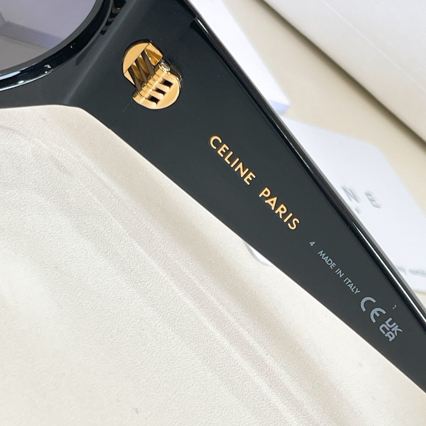 Mehrfarbige Sonnenbrille