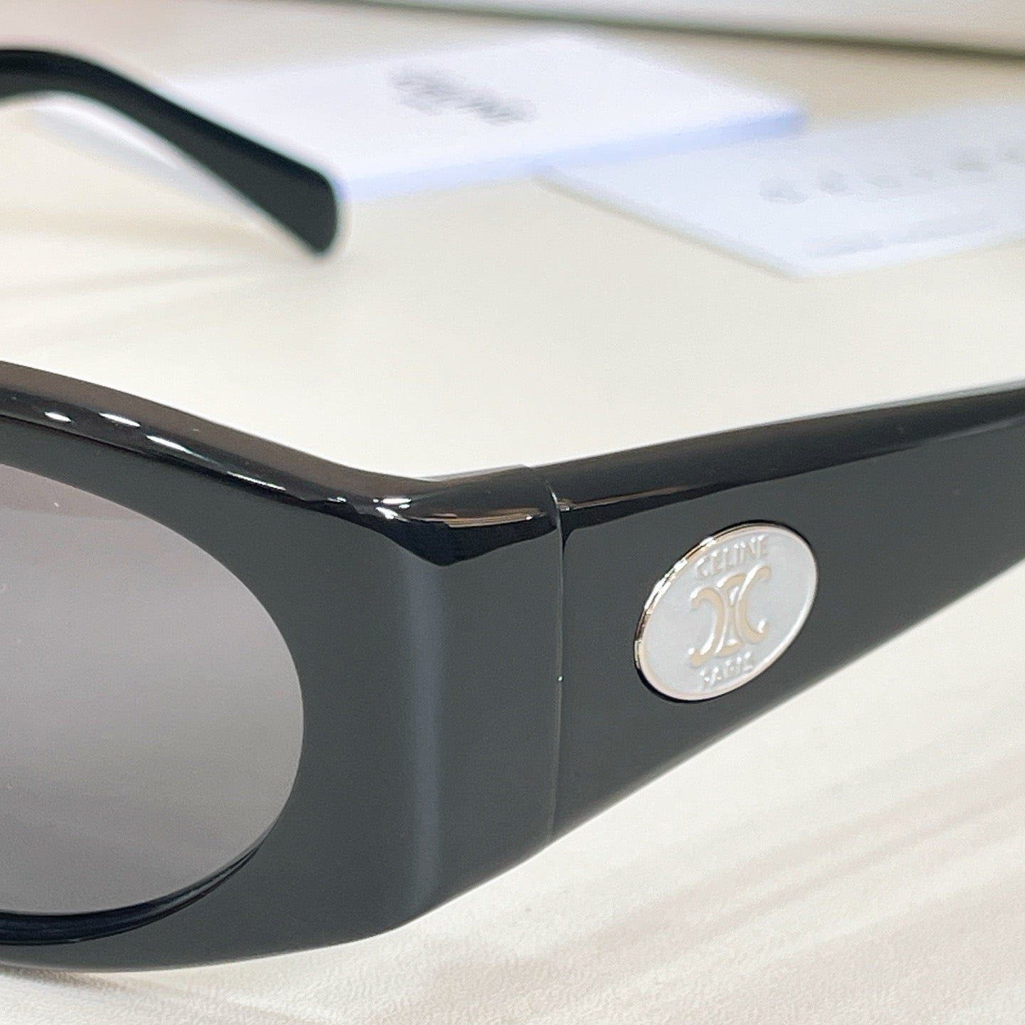 Mehrfarbige Sonnenbrille