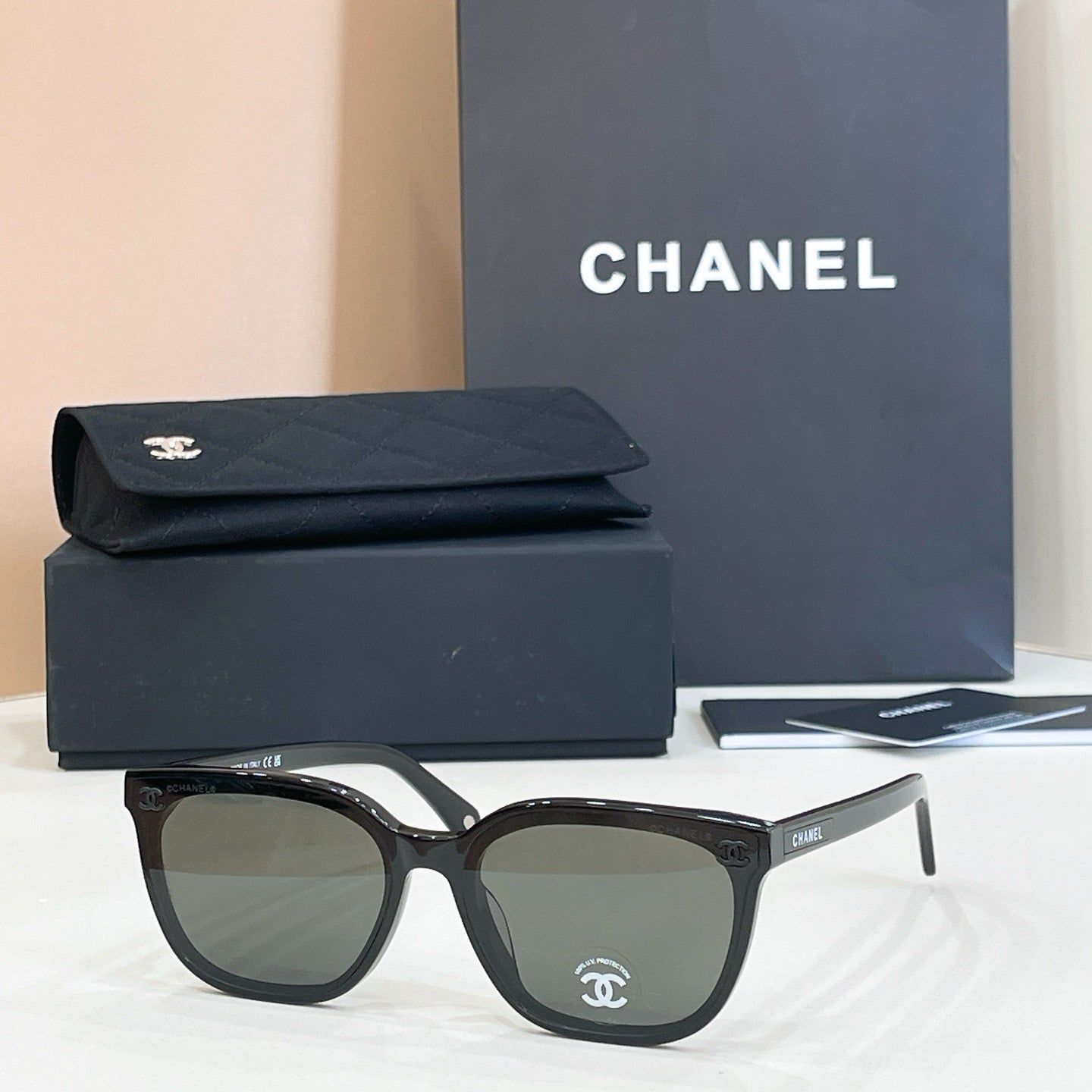 Mehrfarbige Sonnenbrille