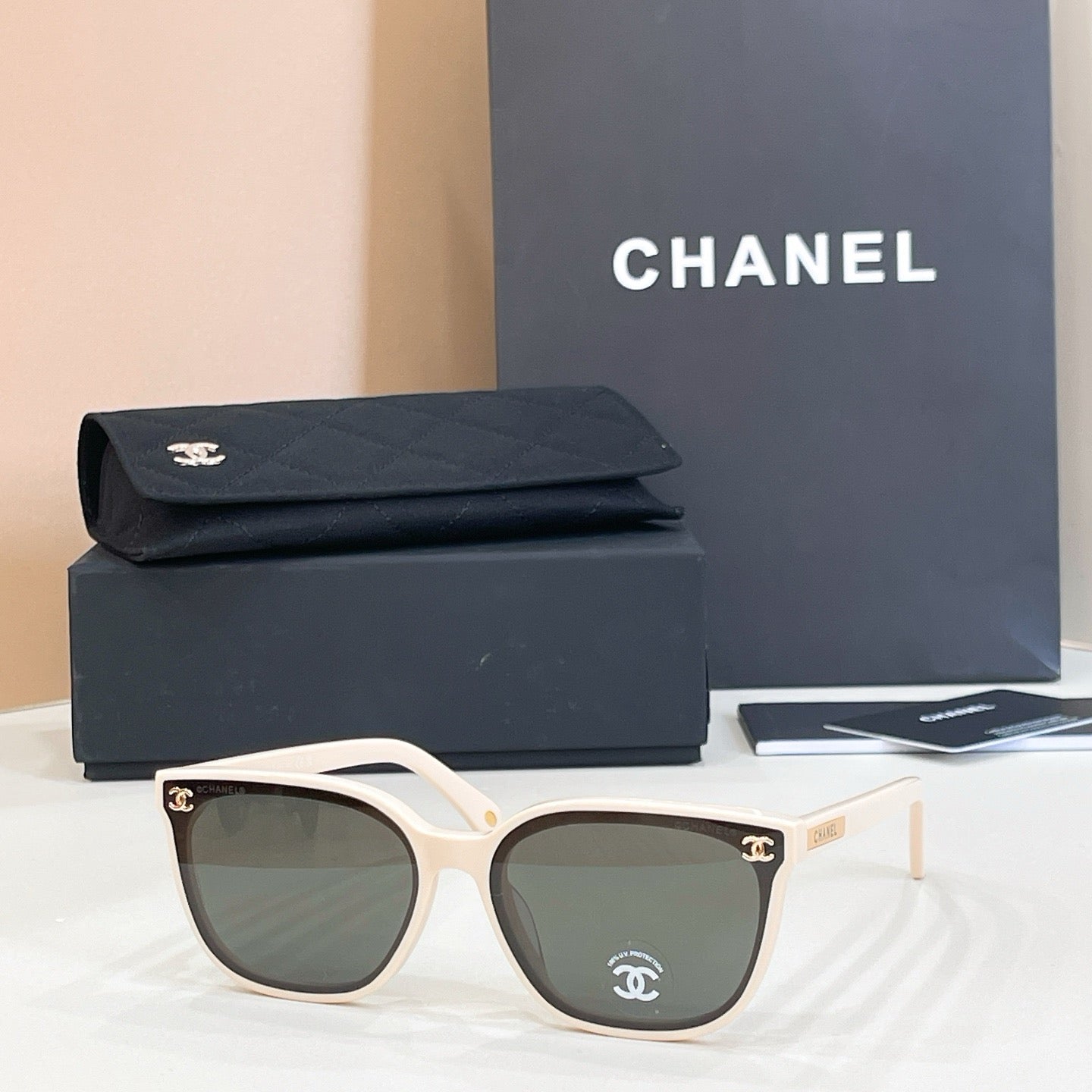 Mehrfarbige Sonnenbrille