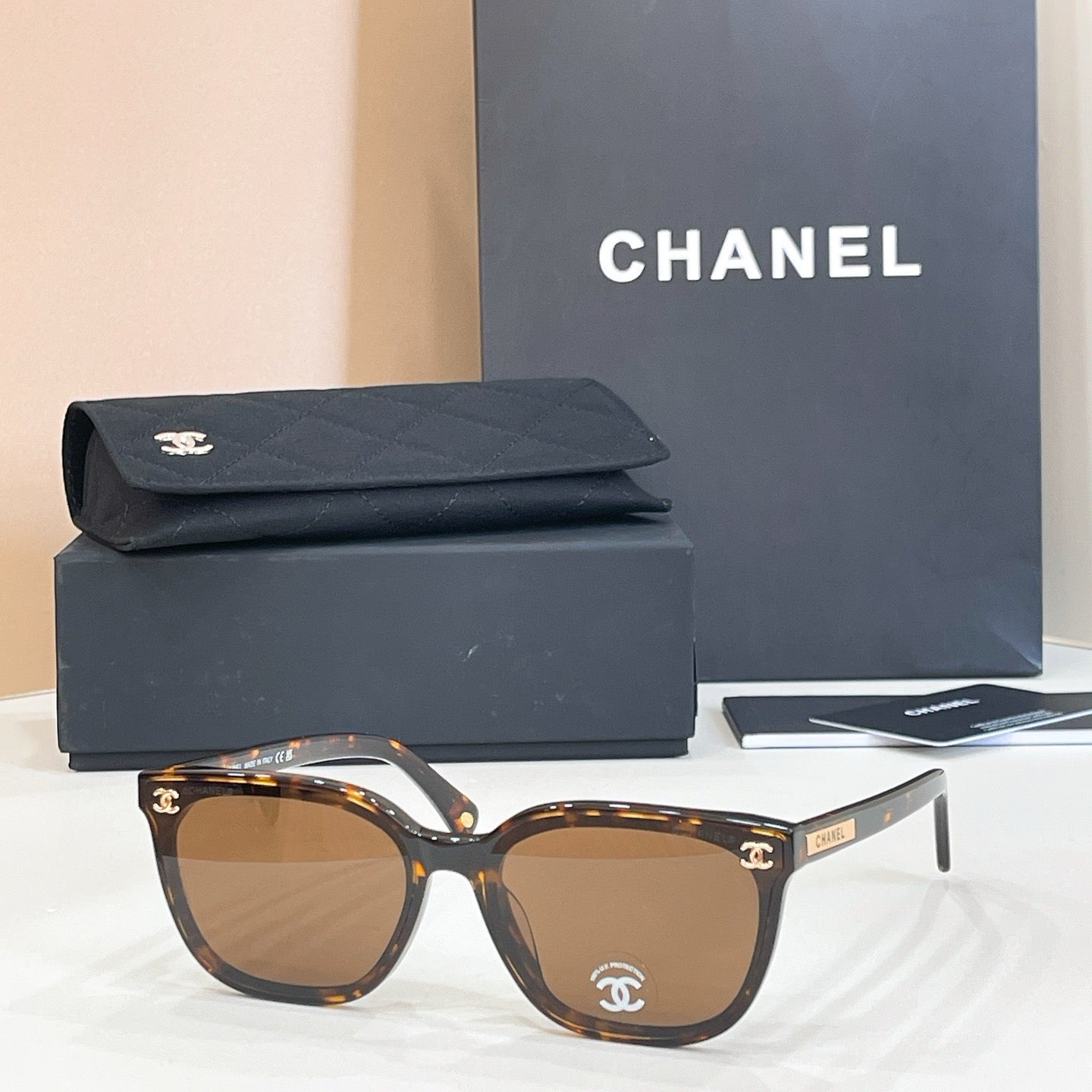 Mehrfarbige Sonnenbrille