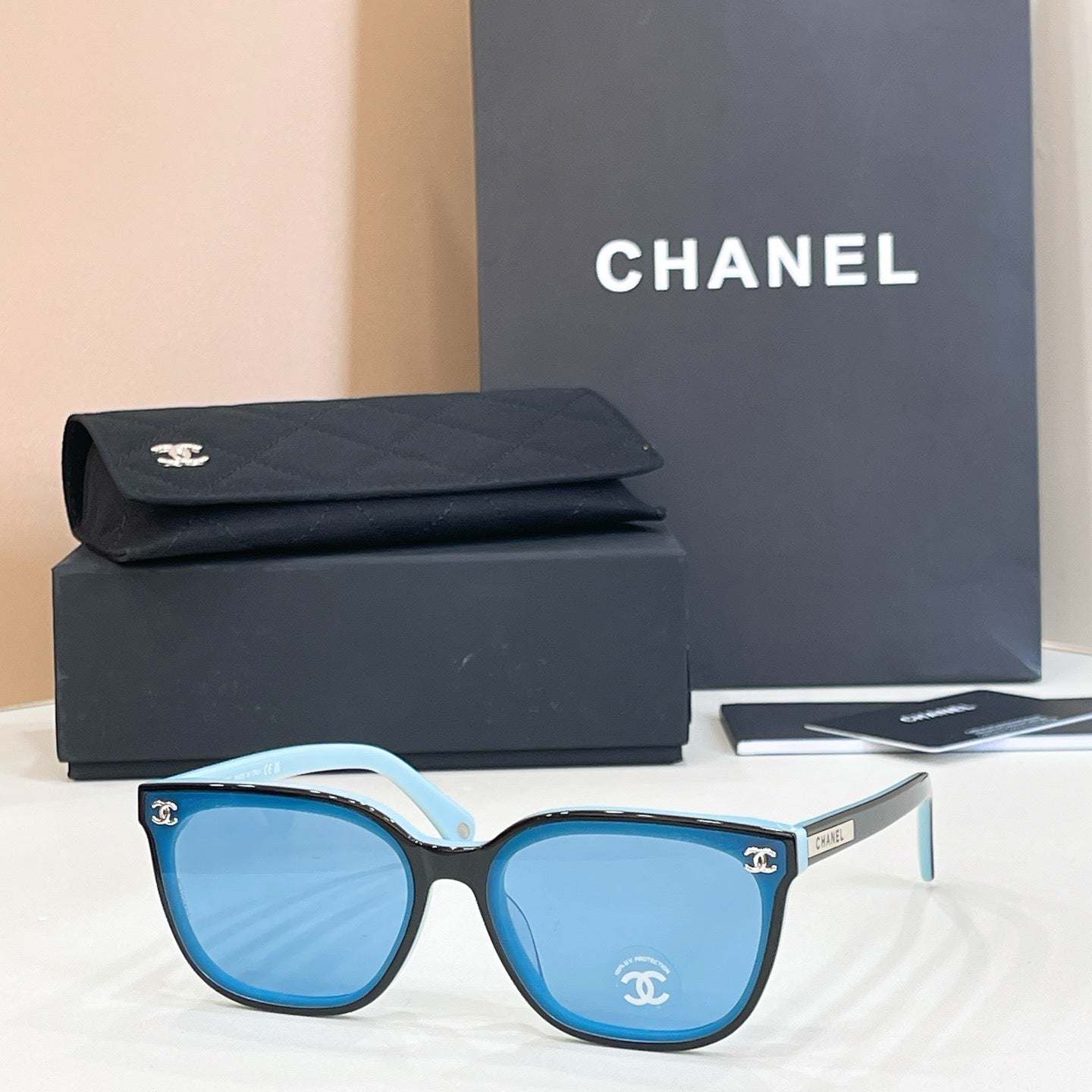 Mehrfarbige Sonnenbrille