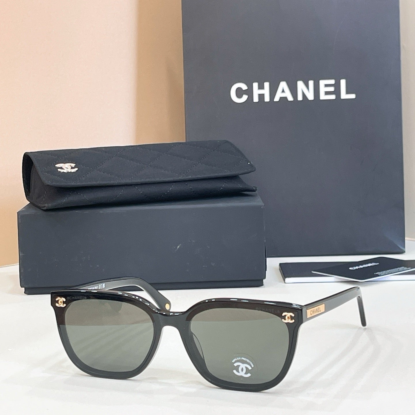 Mehrfarbige Sonnenbrille