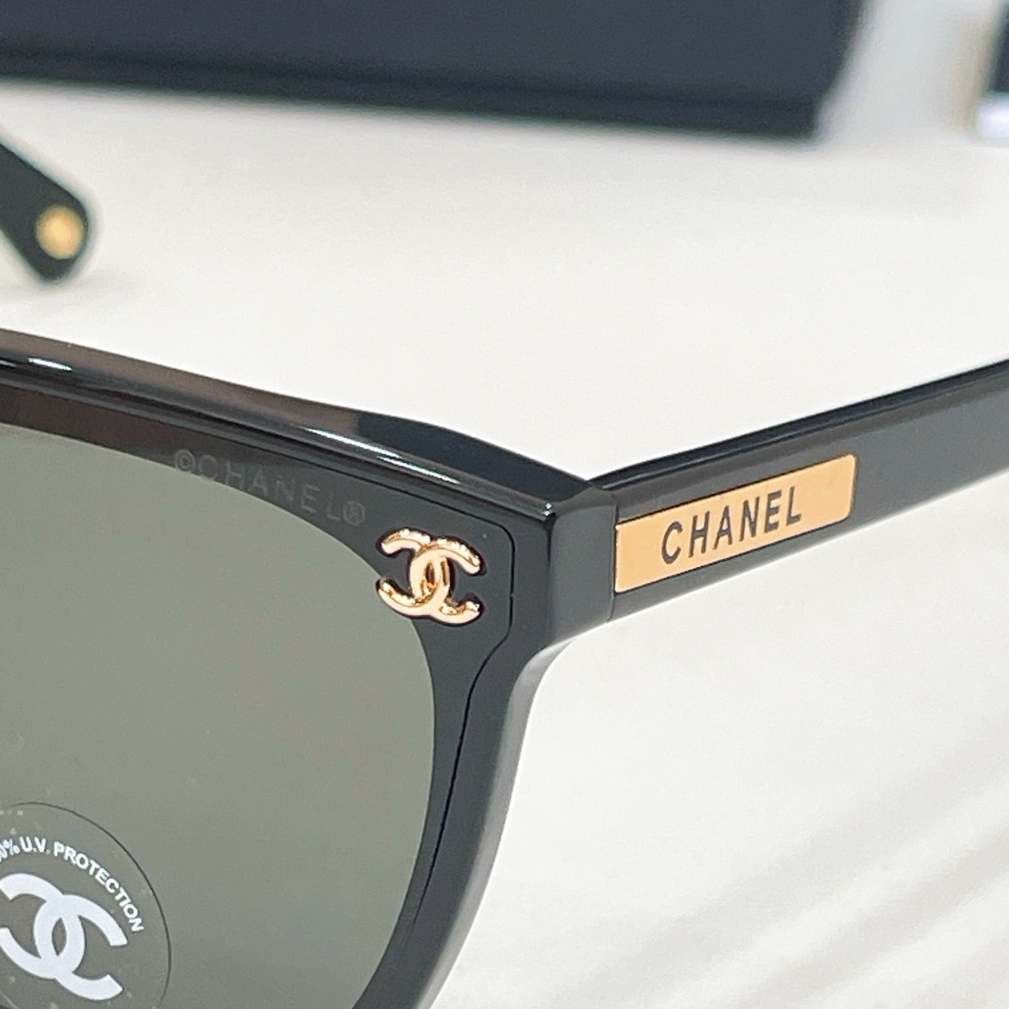 Mehrfarbige Sonnenbrille