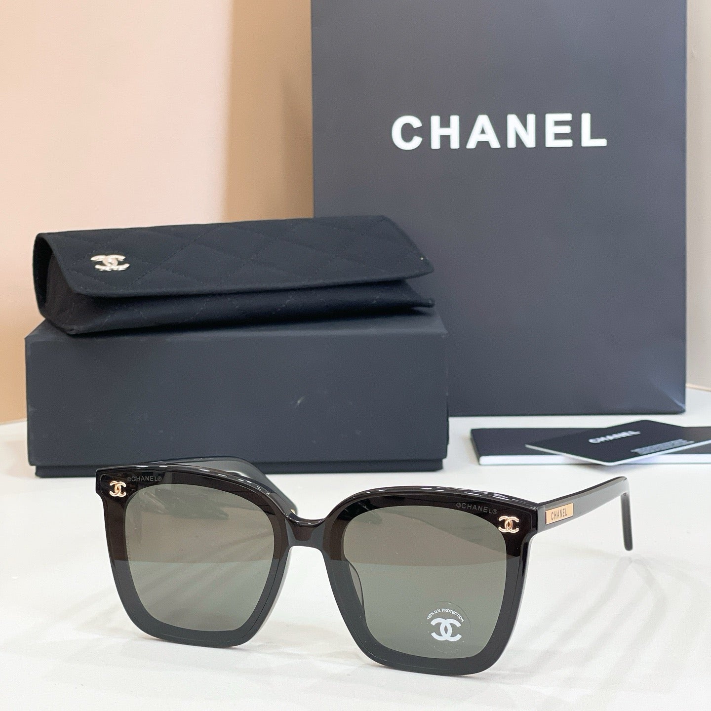 Mehrfarbige Sonnenbrille