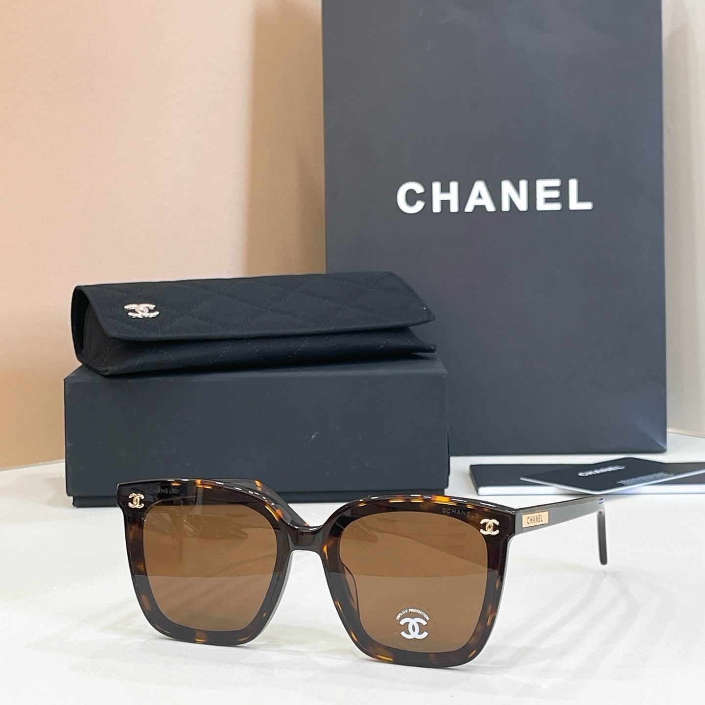 Mehrfarbige Sonnenbrille