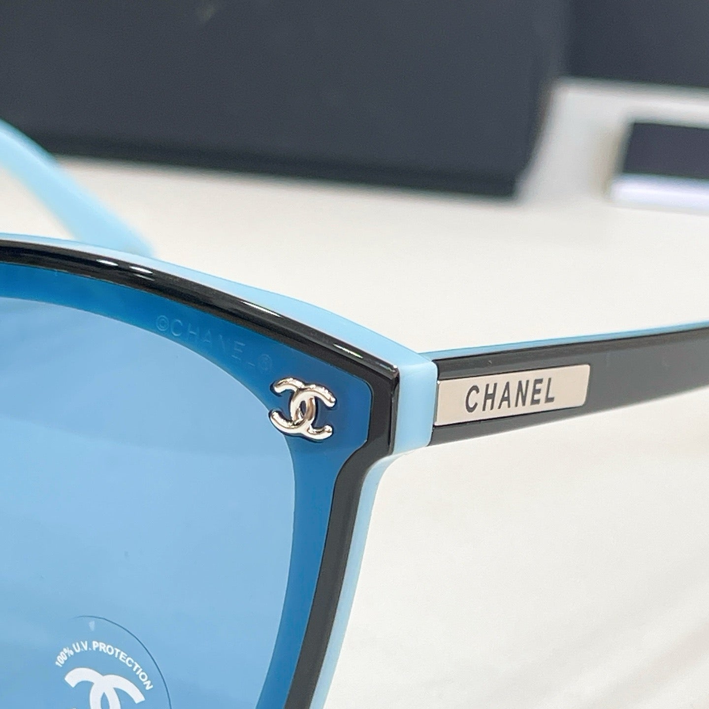 Mehrfarbige Sonnenbrille