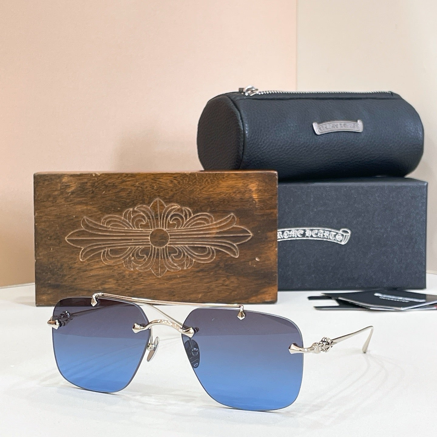 Mehrfarbige Sonnenbrille
