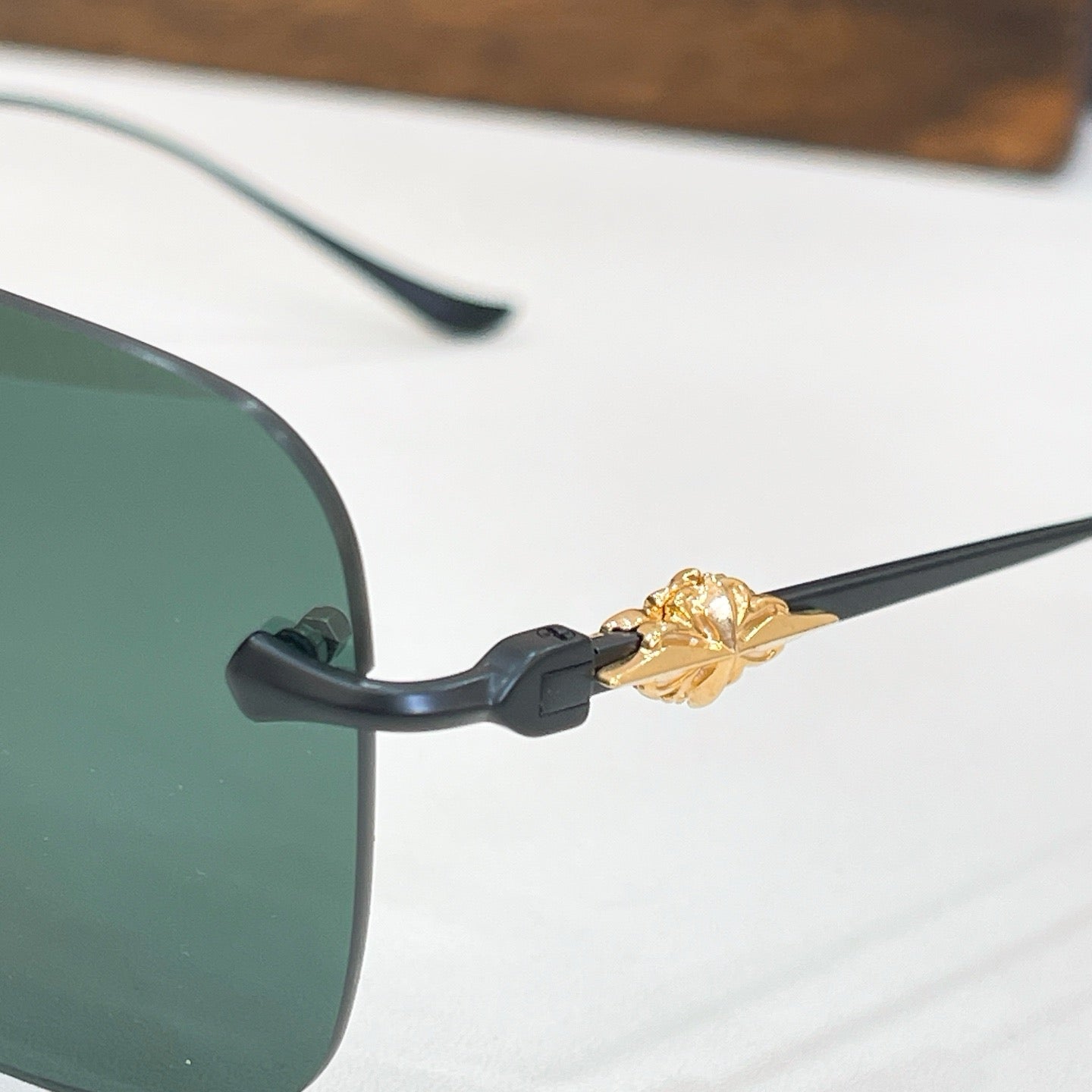 Mehrfarbige Sonnenbrille