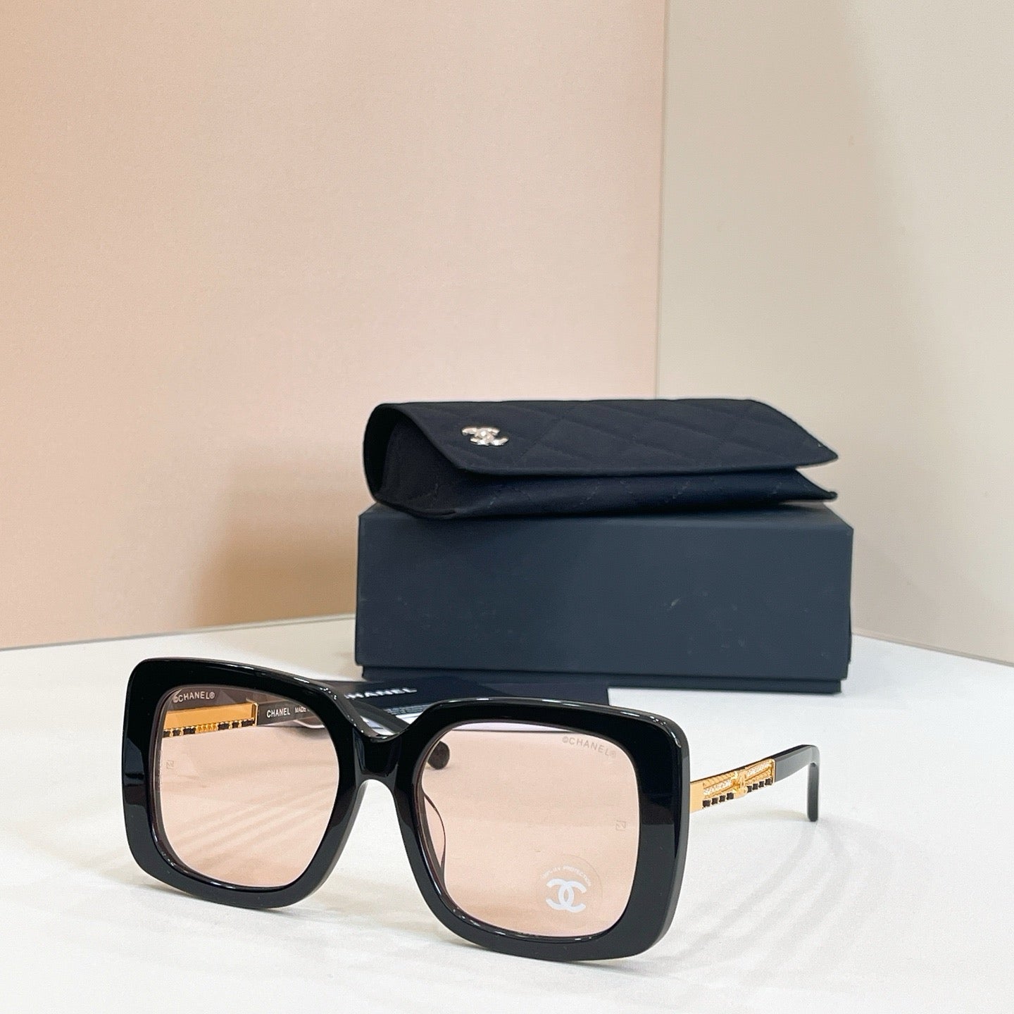 Mehrfarbige Sonnenbrille