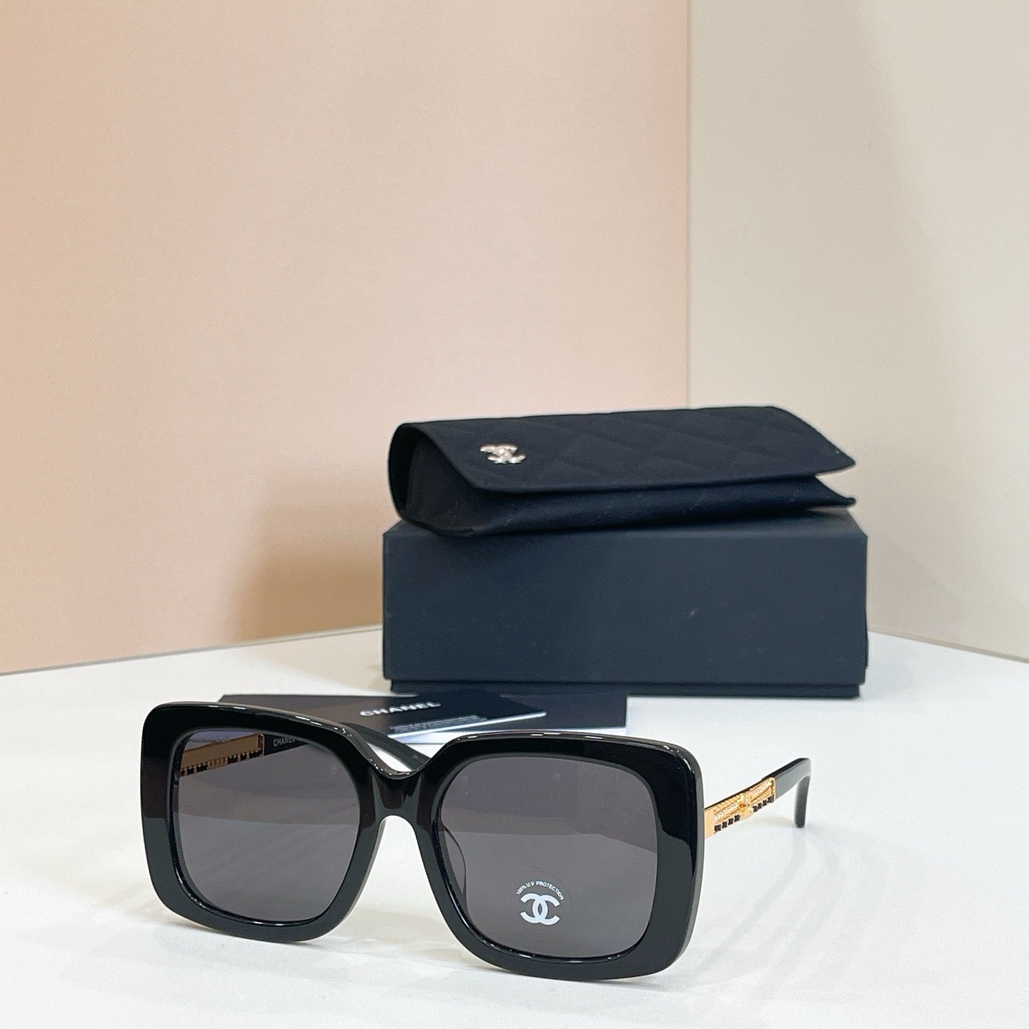 Mehrfarbige Sonnenbrille