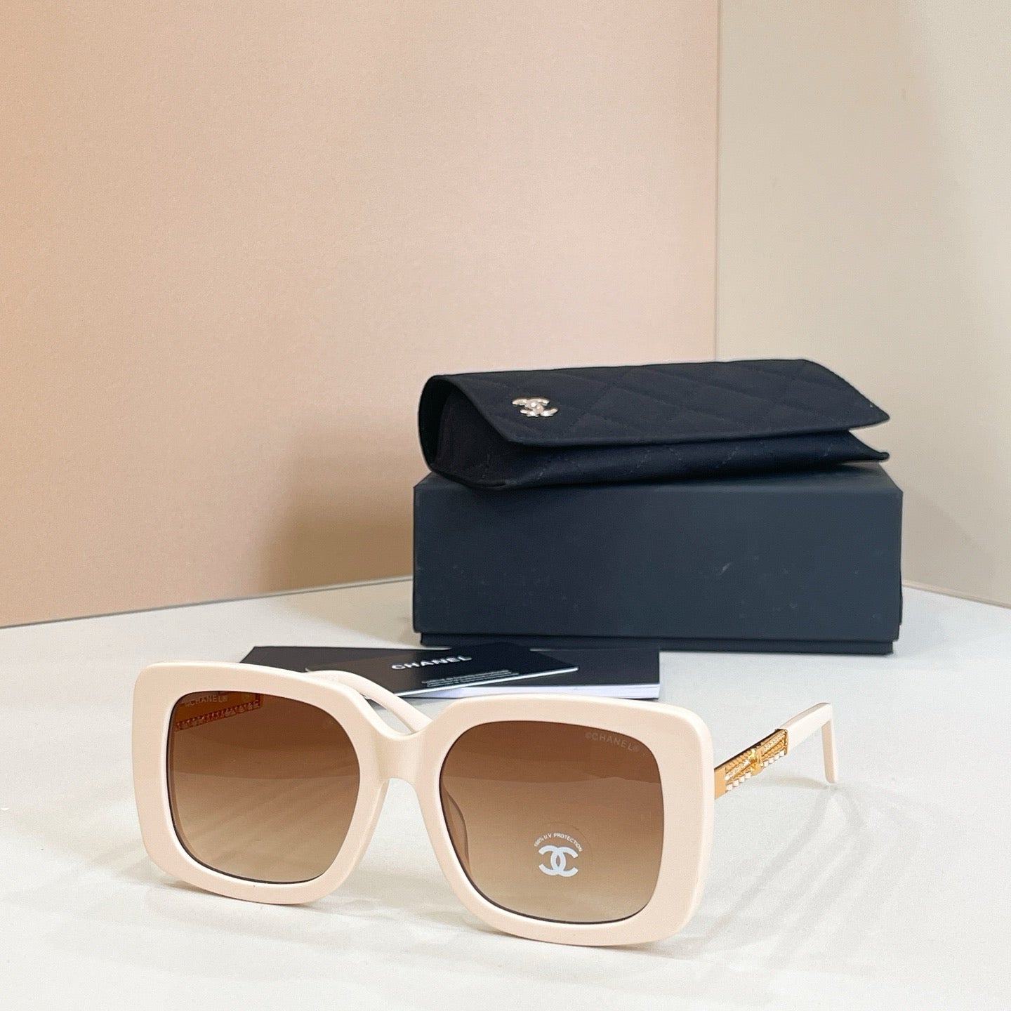 Mehrfarbige Sonnenbrille