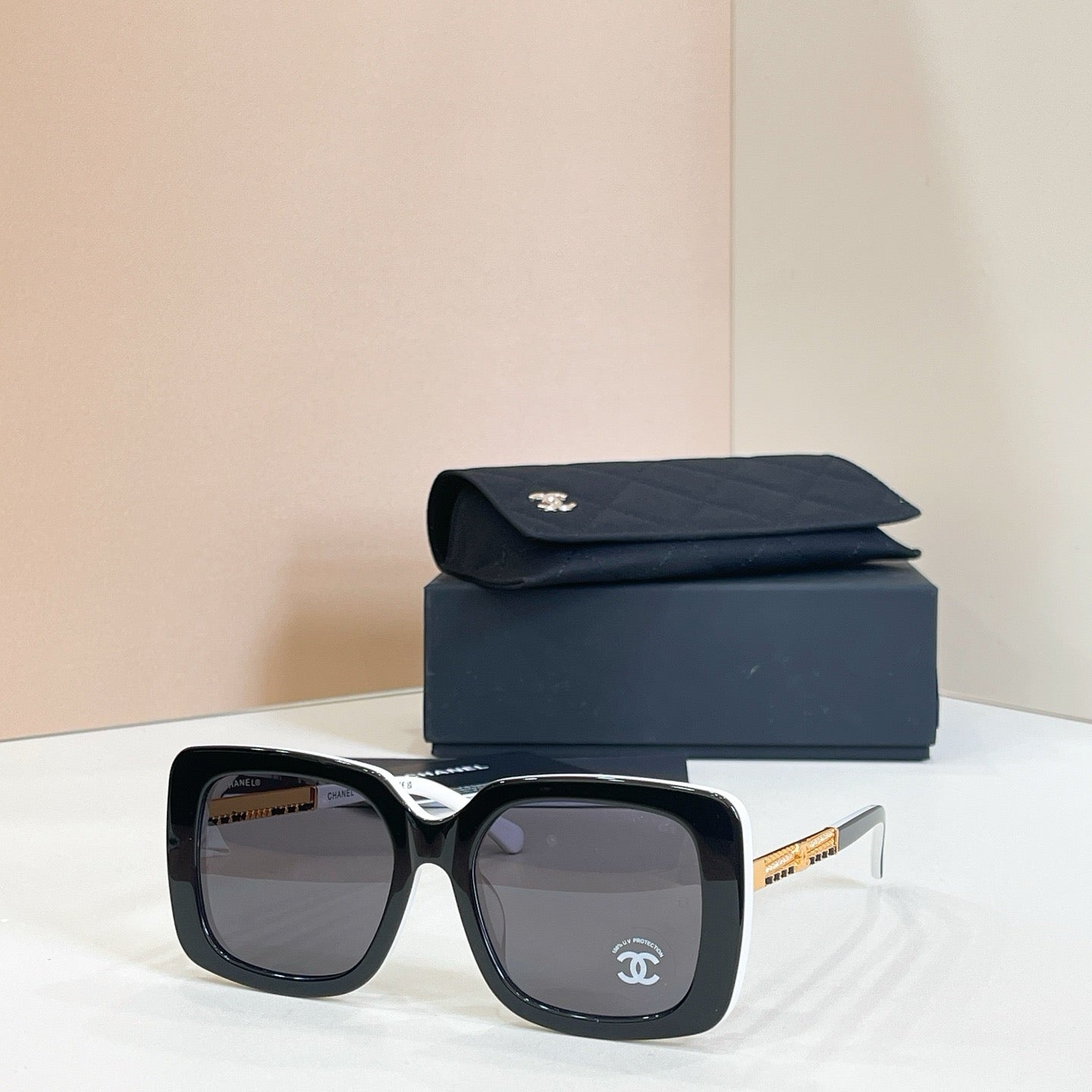 Mehrfarbige Sonnenbrille