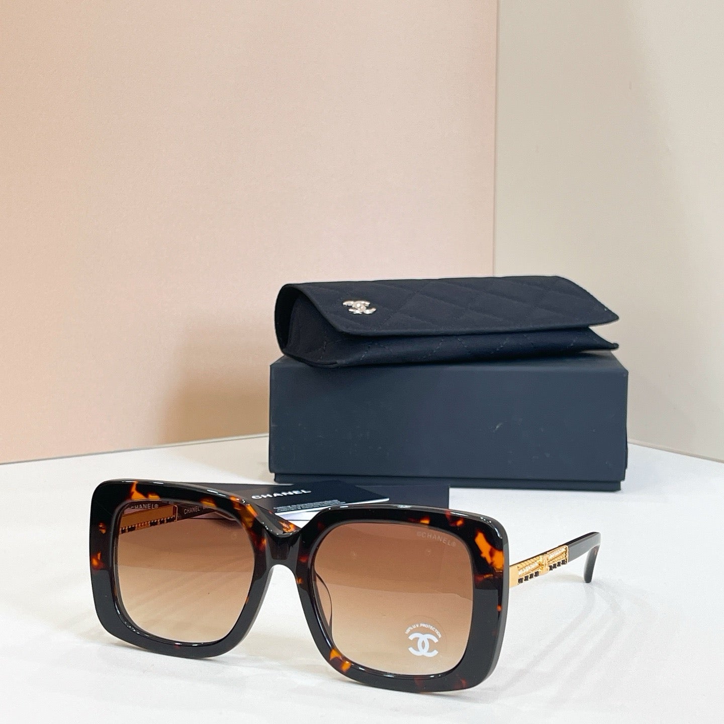 Mehrfarbige Sonnenbrille