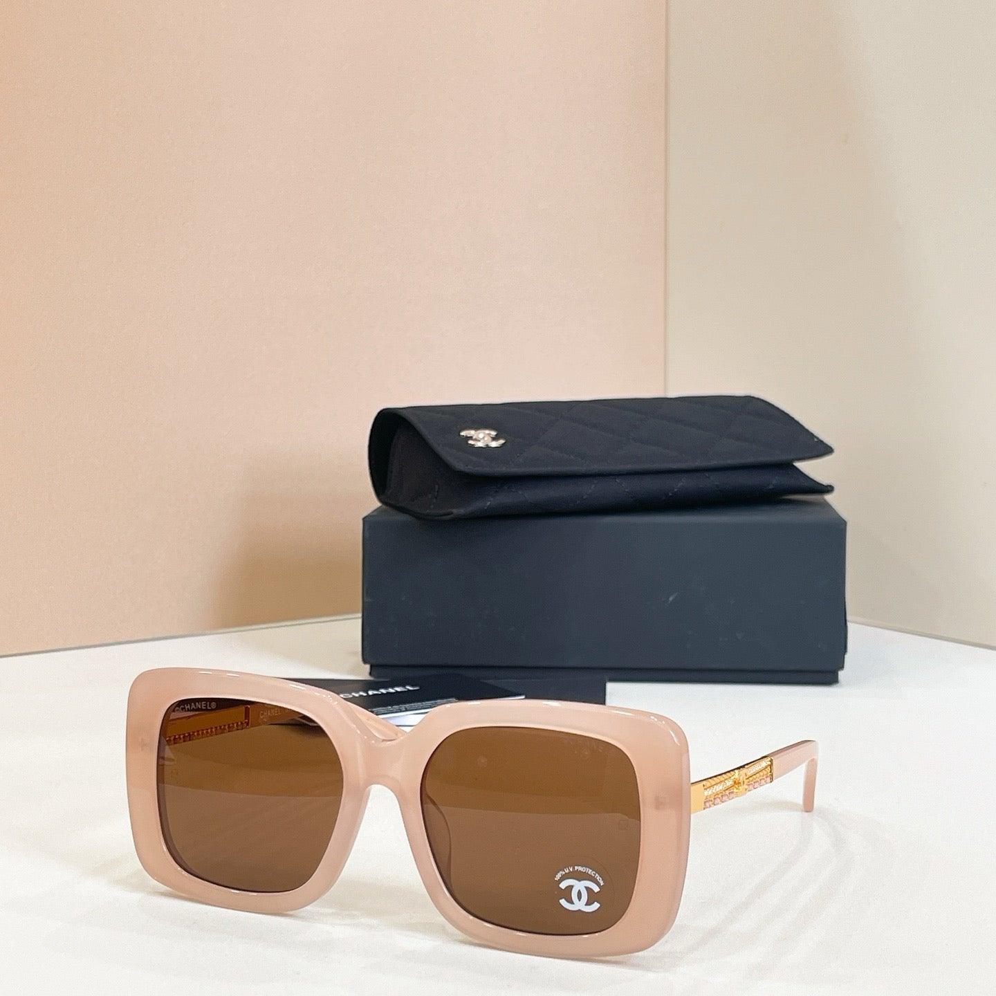 Mehrfarbige Sonnenbrille