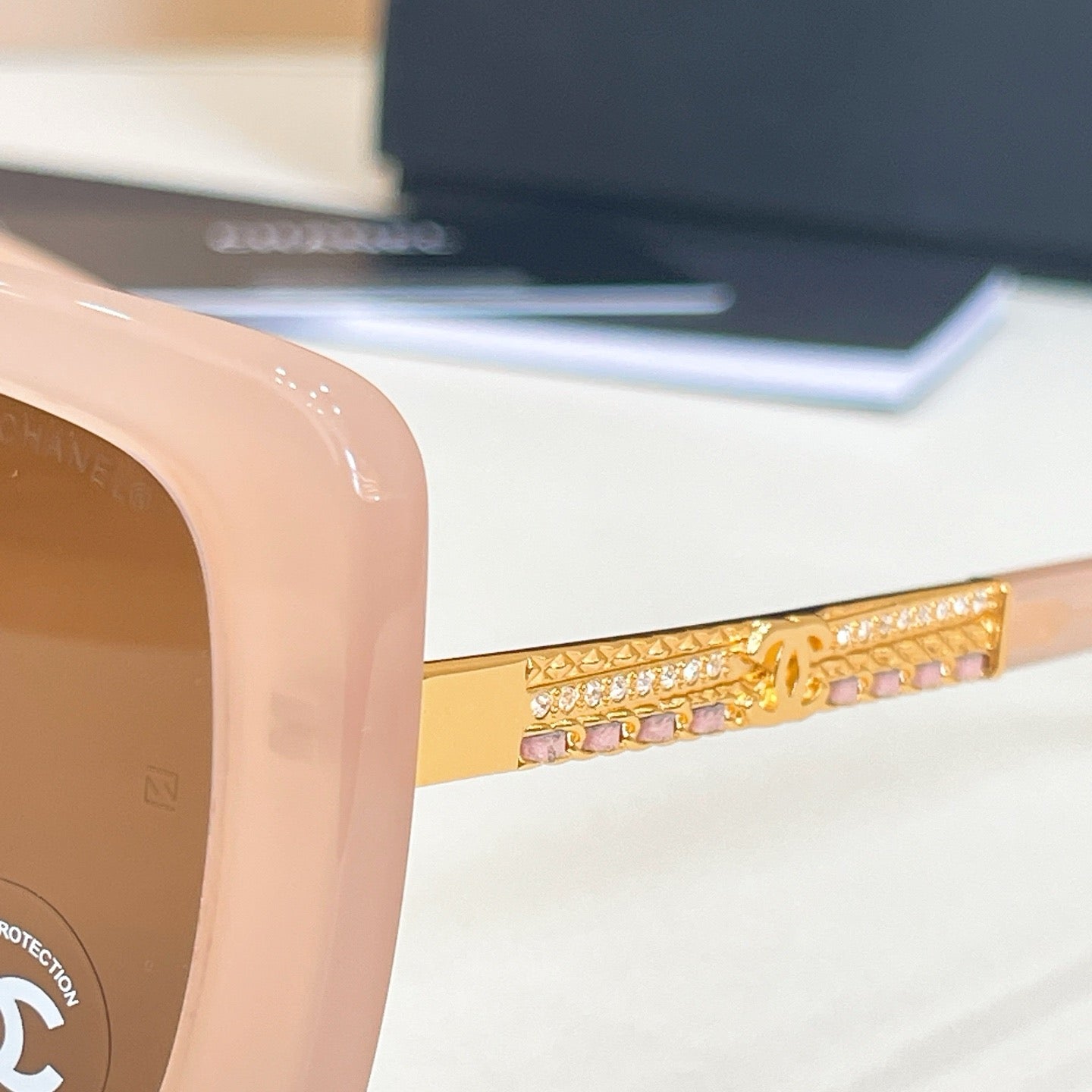 Mehrfarbige Sonnenbrille