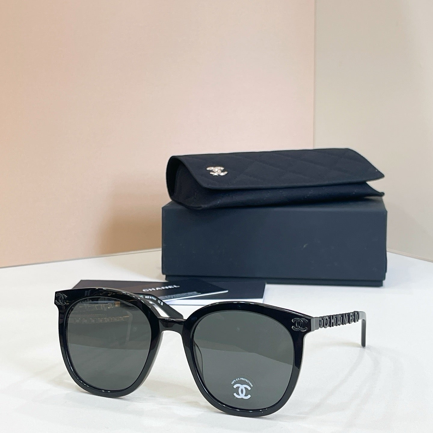 Mehrfarbige Sonnenbrille