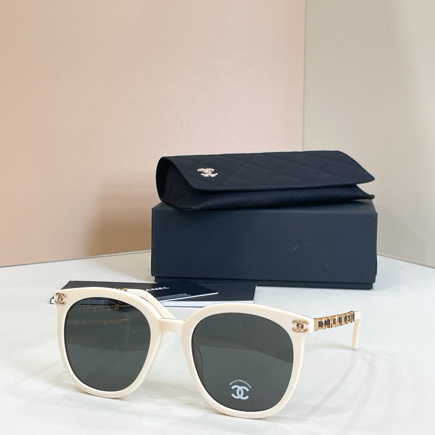 Mehrfarbige Sonnenbrille