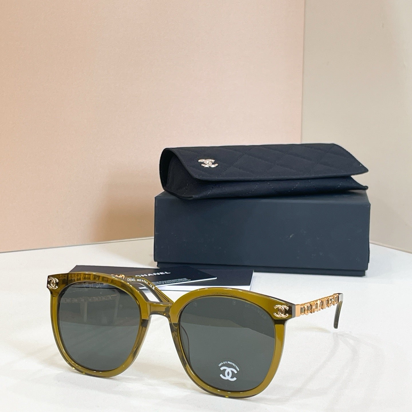 Mehrfarbige Sonnenbrille