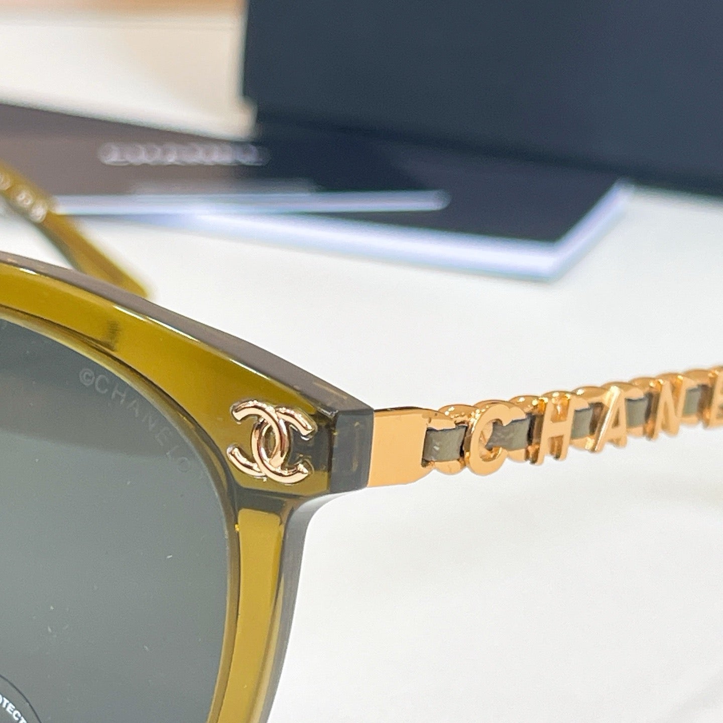 Mehrfarbige Sonnenbrille
