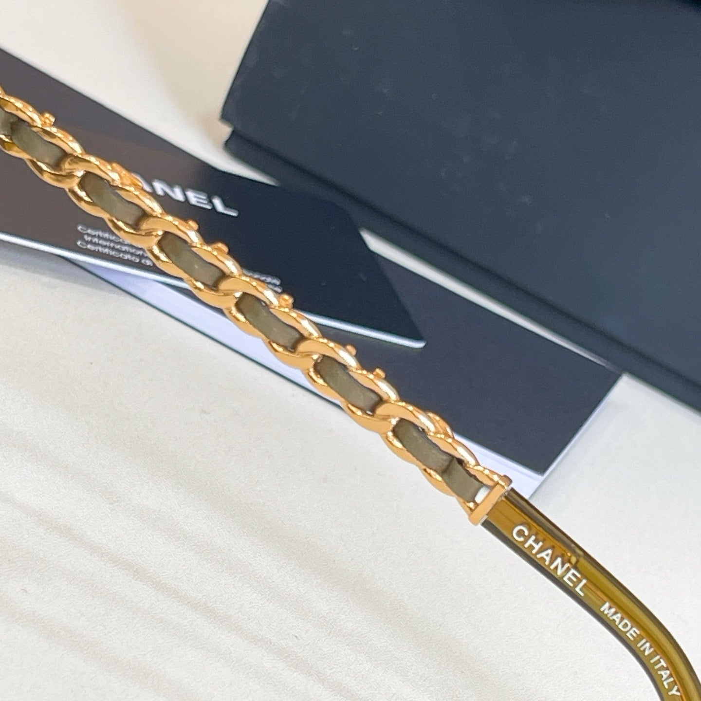 Mehrfarbige Sonnenbrille